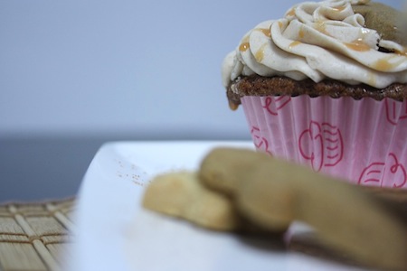 gingerbread cupcakes with cinnamon frosting